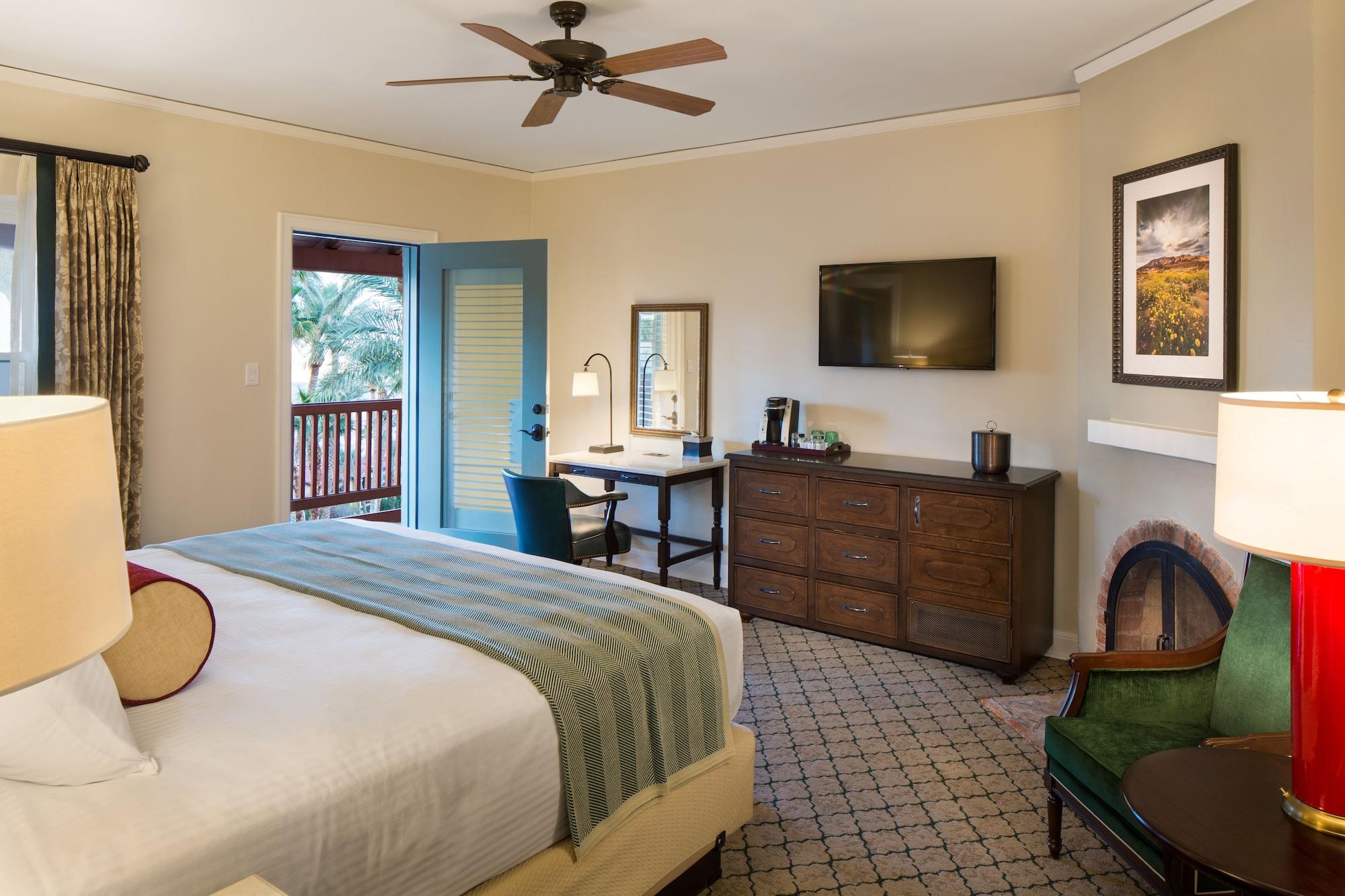 The Inn At Indian Village Exterior foto A guest room at the Lodge at Ventana