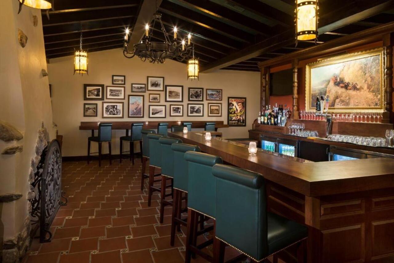 The Inn At Indian Village Exterior foto The bar at the Santa Barbara Club
